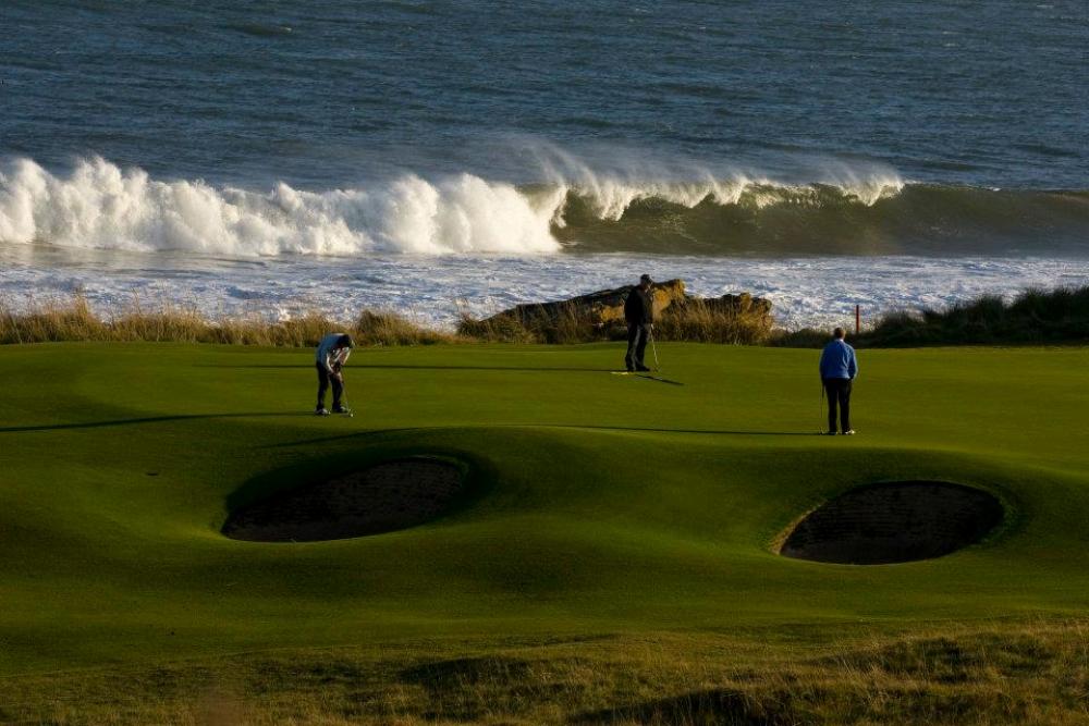 Golfeurs sur le green sur le parcours du Royal Dornoch