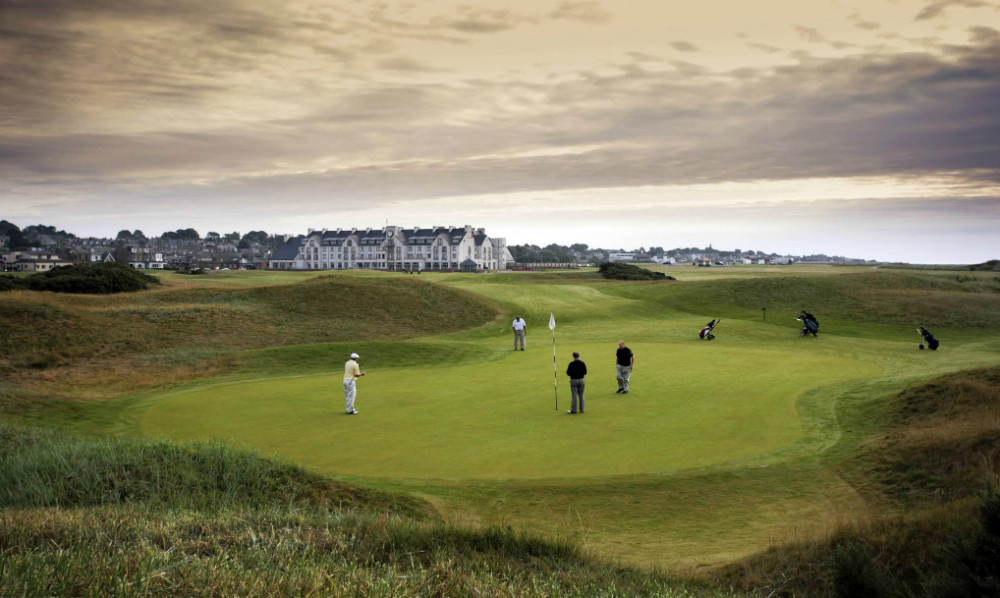 Golfeurs sur le green du 1 à Carnoustie