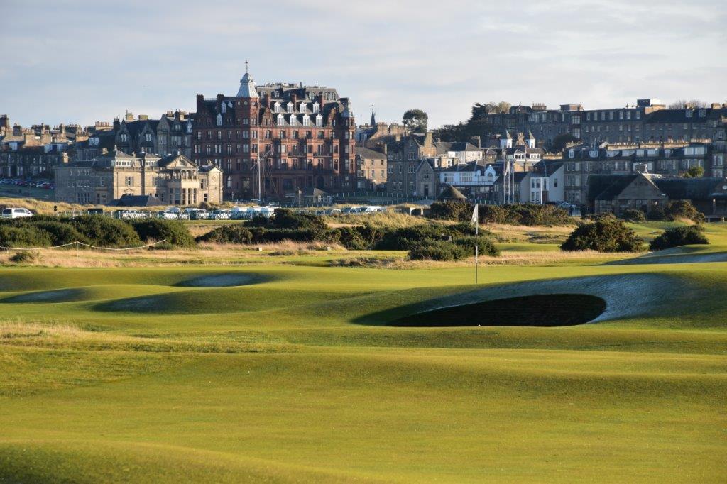 Vue de la ville depuis le golf Old Course à St Andrews en Ecosse