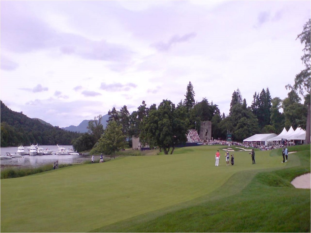 Des joueurs sur le fairway du golf de Loch Lomond.