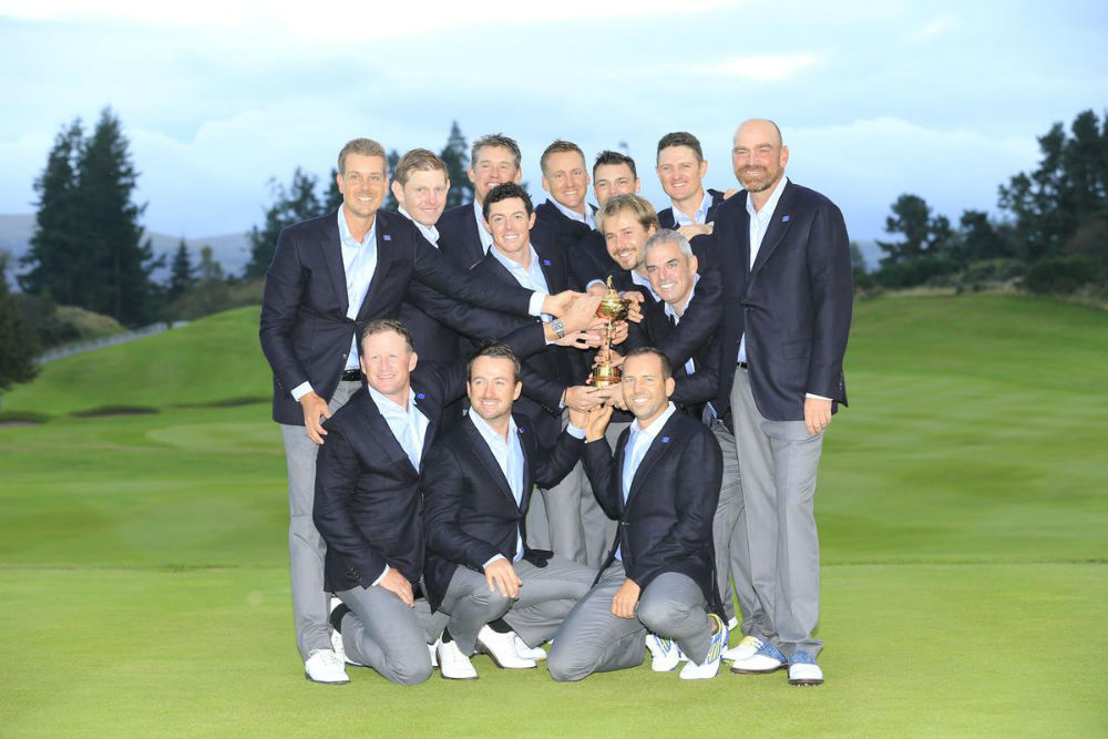 Equipe de l'Europe avec la coupe à la Ryder Cup 2014 à Gleneagles sur le parcours PGA Centenary en Ecosse