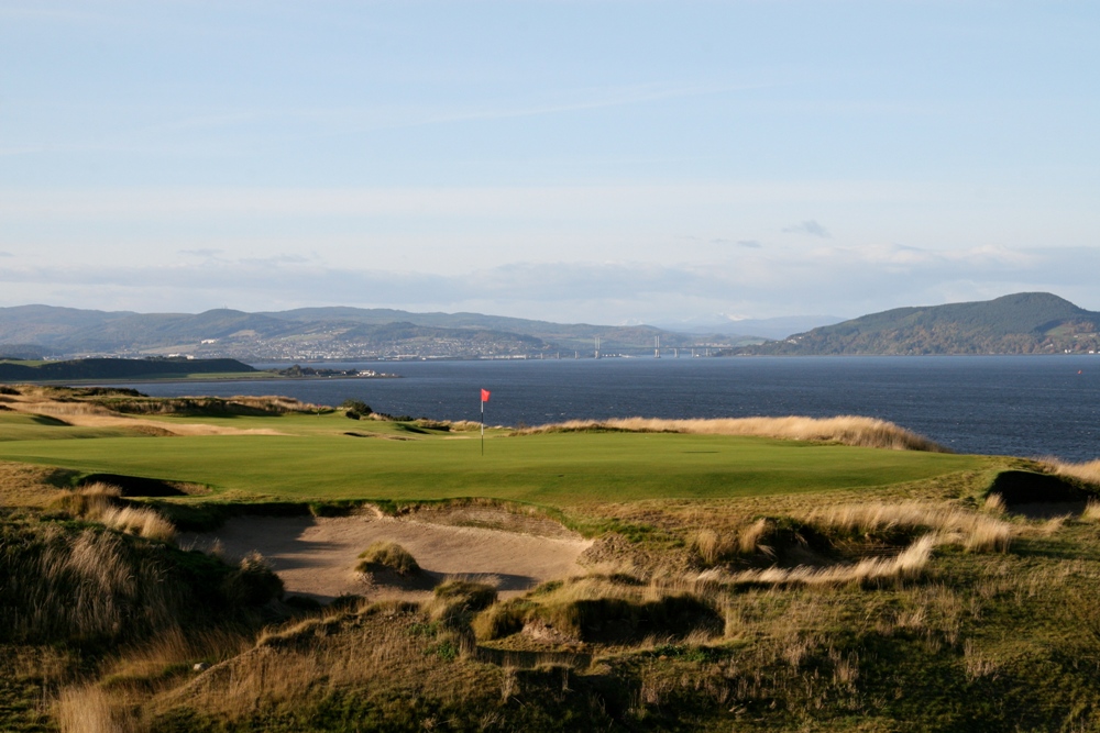 Green, bunkers et mer sur le parcours de Castle Stuart Green, bunkers et mer sur le parcours de Castle Stuart