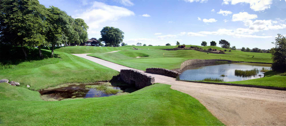 Pont, green et obstacle d'eau sur le parcours Hawkshill au club de Newmachar