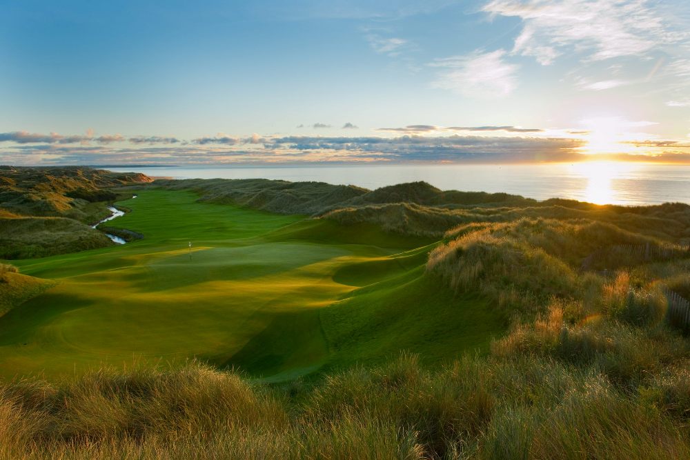 Large fairway et green entre les dunes sur le parcours du Trump International Golf Links Scotland