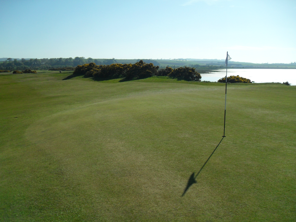 Large green et mer sur l'Eden course à St Andrews