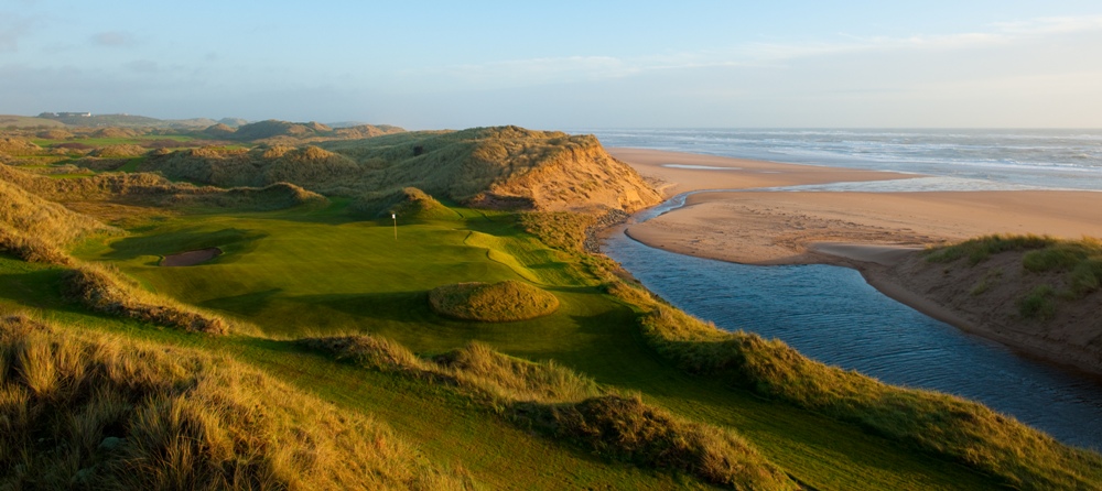 Large green, dunes et mer sur le parcours du Trump International Golf Links Scotland