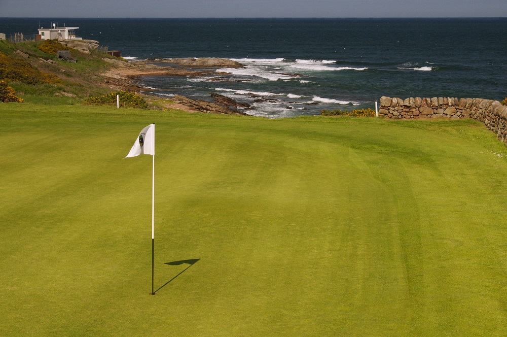 Le drapeau blanc du golf de Crail Craighead.