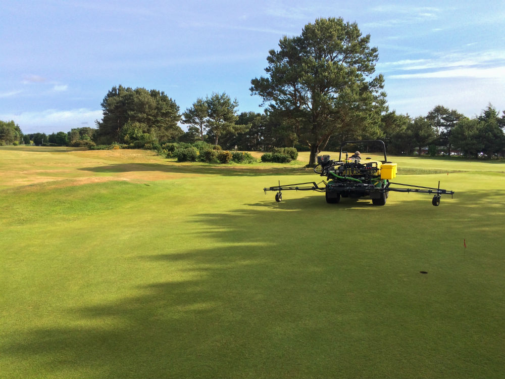 Un greenkeeper du golf de Scotscraig.