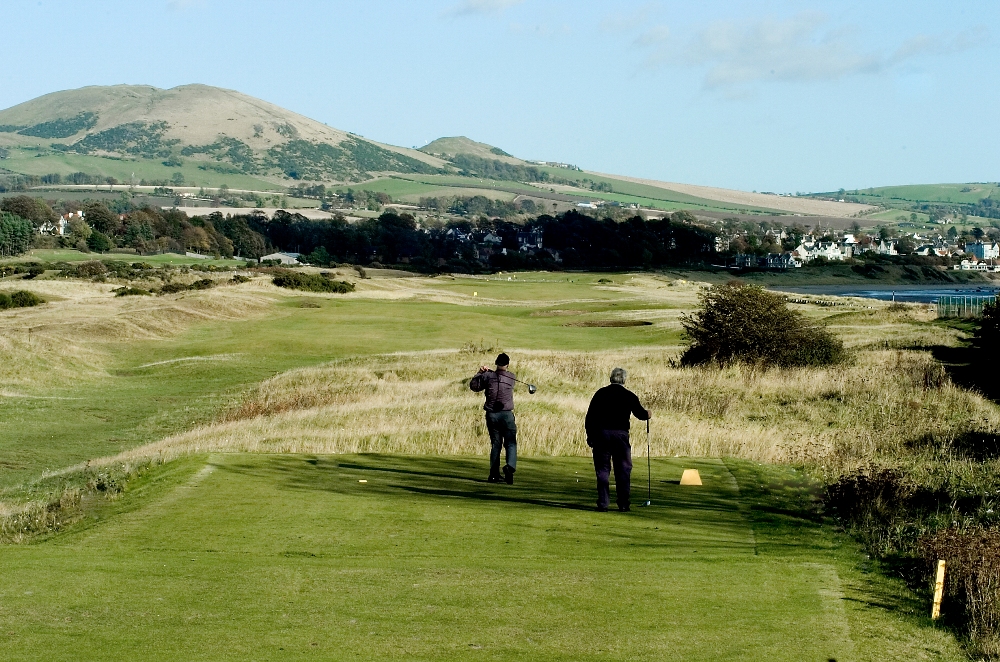 Golfeurs au départ sur le parcours de Leven