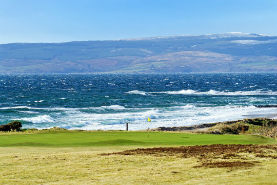 Vu sur un green et la mer depuis le golf de Shiskine