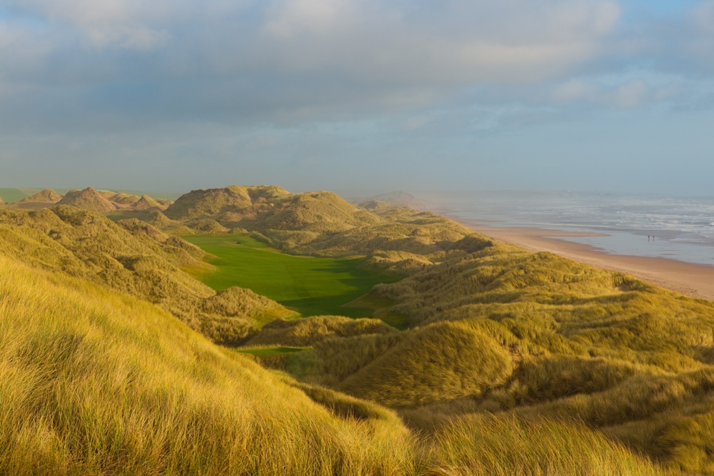Fairway, dunes et mer sur le parcours du Trump International Golf Links Scotland