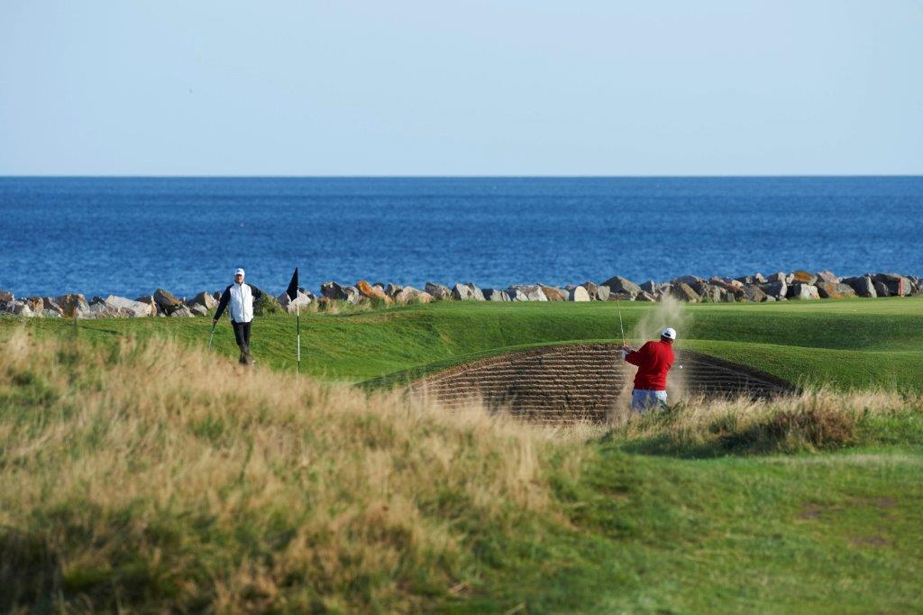 Golfeurs et mer lors du pro-am tomatin Golfeurs et mer lors du pro-am tomatin