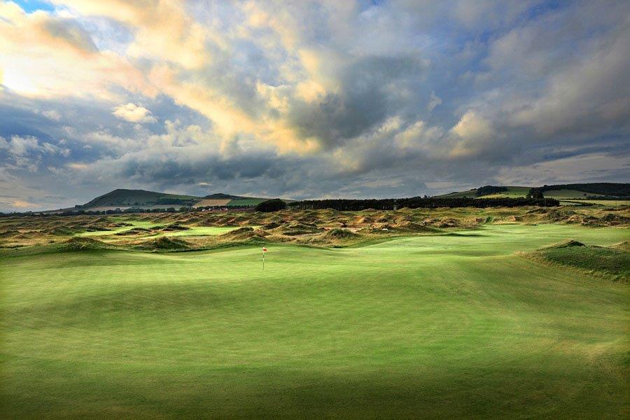 Ondulation d'un green sur le parcours de golf de Dumbarnie Links en Ecosse proche de St Andrews