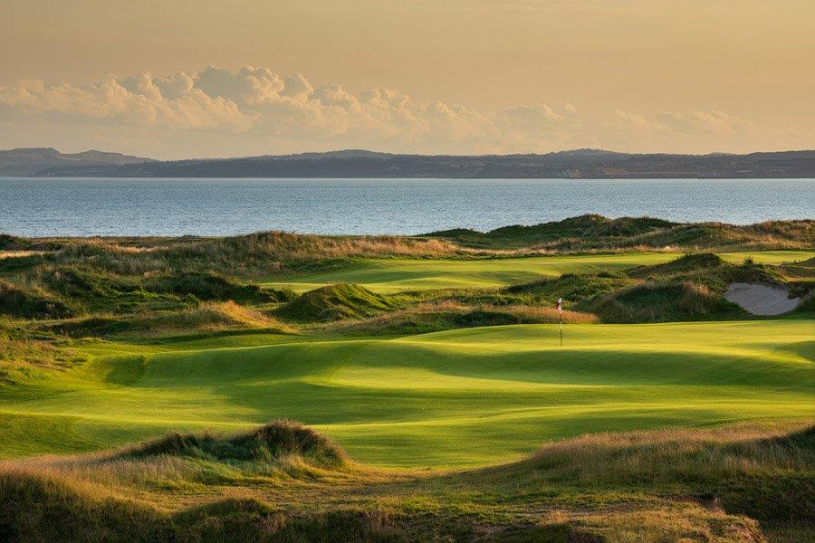Coucher du soleil sur le parcours de golf de Dumbarnie Links en Ecosse proche de St Andrews
