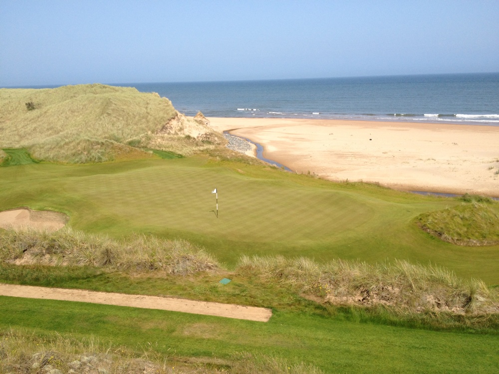 Large green et mer sur le parcours du Trump International Golf Links Scotland
