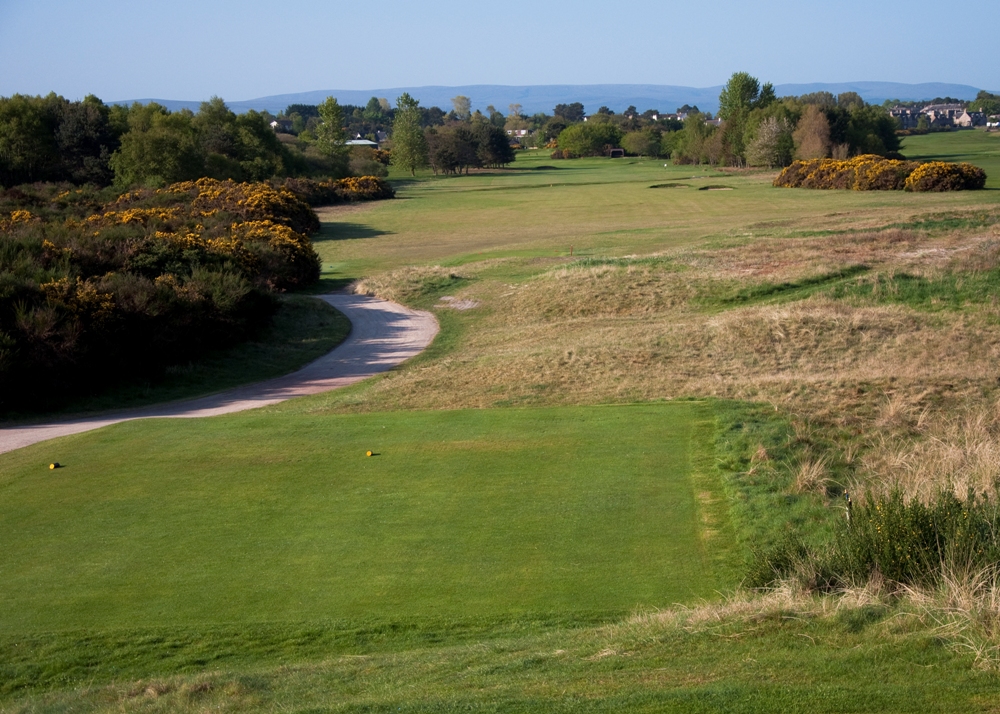 Départ et fairway sur le parcours de Nairn Dunbar