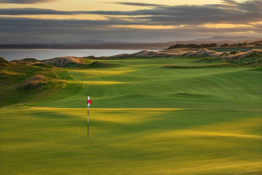 Green ondulé sur le parcours de golf de Dumbarnie Links en Ecosse proche de St Andrews