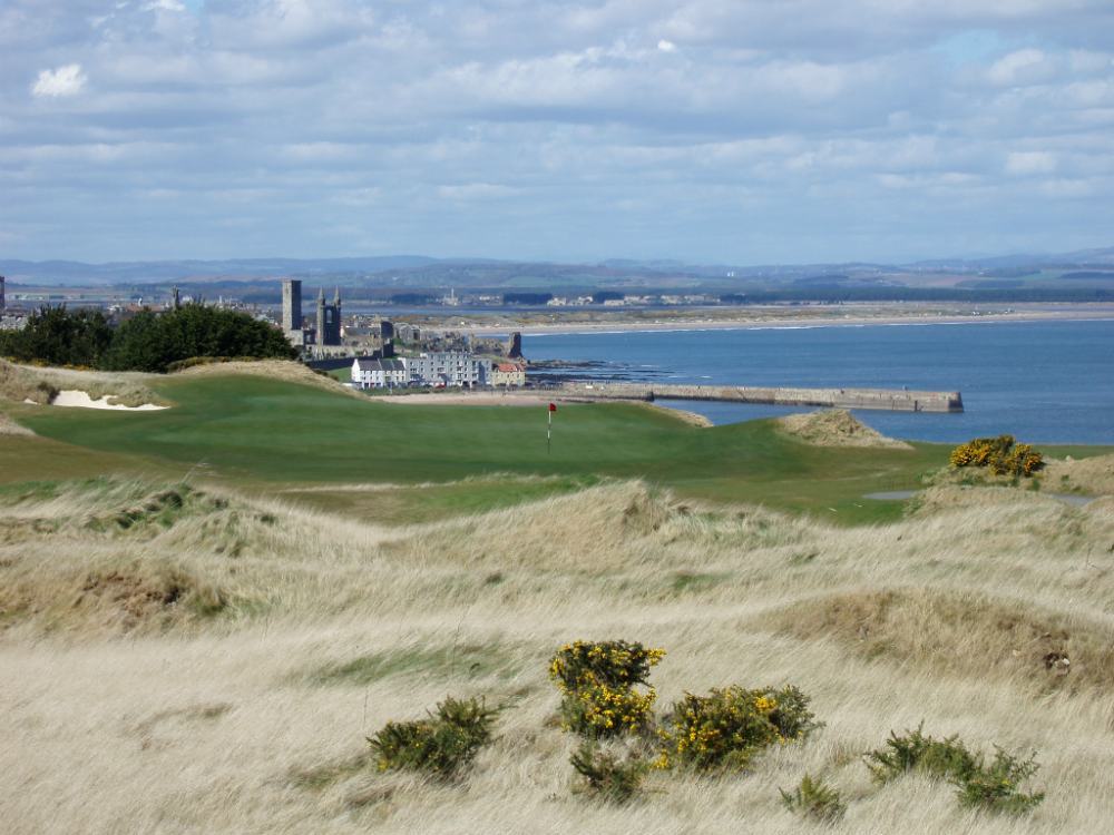 Vue de la ville de St Andrews sur le parcours du Castle Course