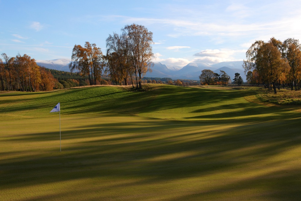 Large green et montagne sur le parcours de Spey Valley