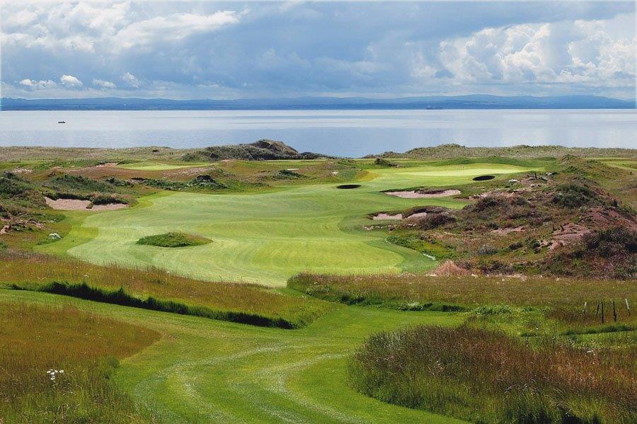 Dogleg droit sur le parcours de golf de Dumbarnie Links en Ecosse proche de St Andrews