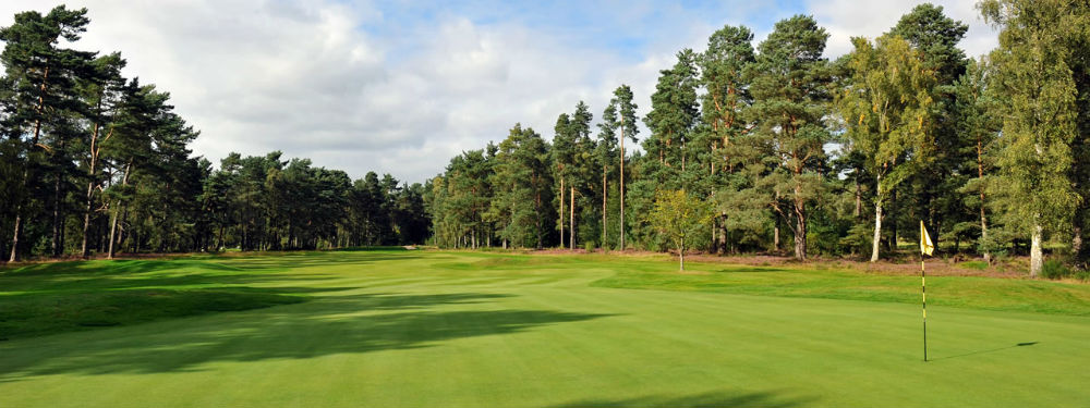 Vue arrière d'un trou sur le parcours de Rosemount au club de Blairgowrie