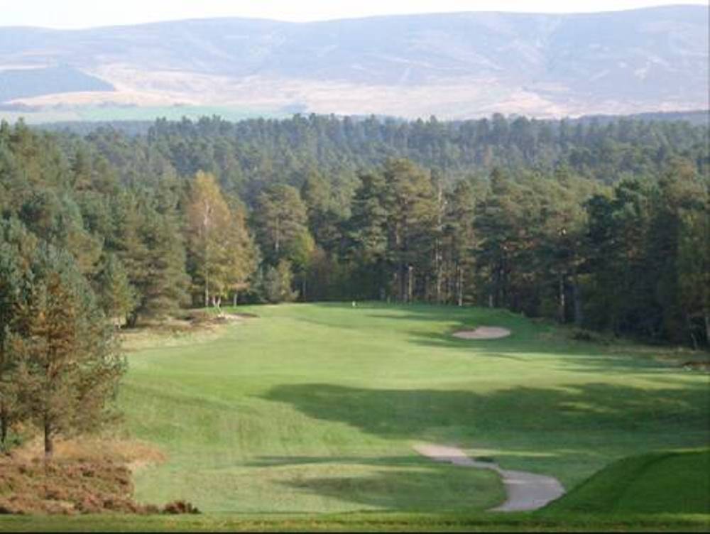 Vue sur le green et la forêt sur le parcours de Grantown on spey