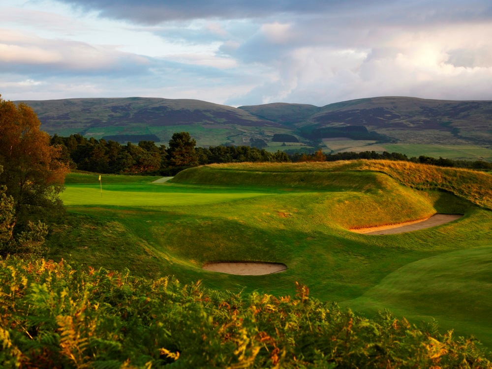 Large green et vue sur le parcours King's de Gleneagles