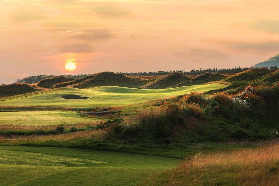 Trou en monté sur le parcours de golf de Dumbarnie Links en Ecosse proche de St Andrews