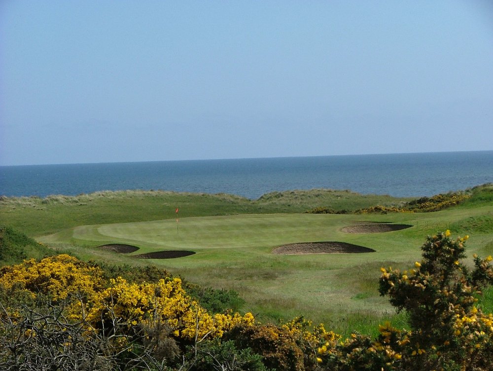 Large green, bunkers et mer sur le parcours du Royal Aberdeen