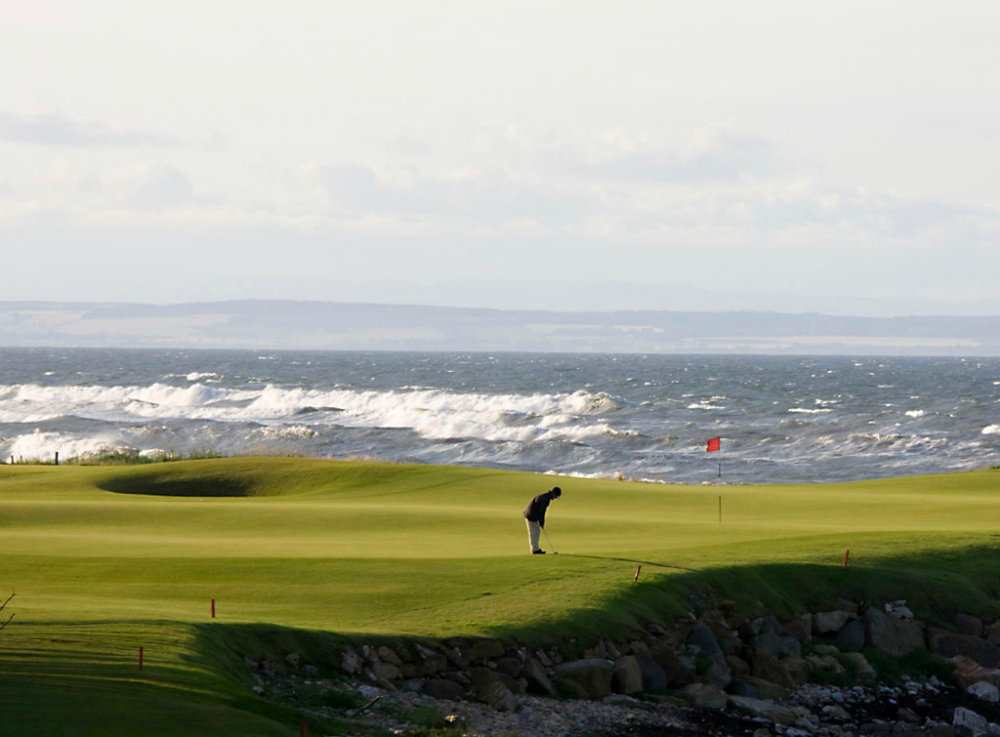 Golfeur sur le green sur le parcours de Kingsbarns