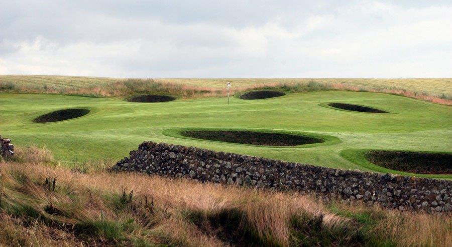 Mur de pierre sur le parcours de golf de Dumbarnie Links en Ecosse proche de St Andrews