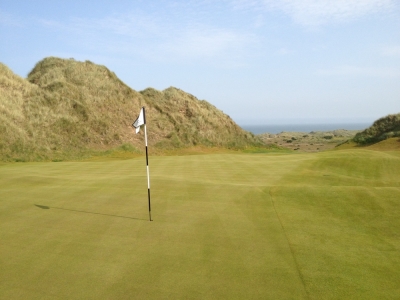 Green et drapeau sur le parcours du Trump International Golf Links Scotland
