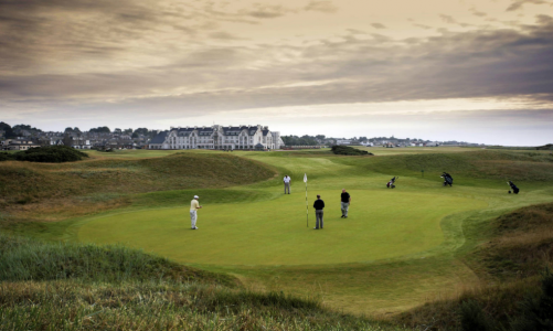 Golfeurs sur le green du 1 à Carnoustie