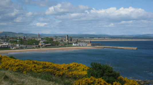 Vue sur la mer et la ville sur le Castle Course à St Andrews