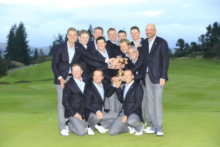 Equipe de l'Europe avec la coupe à la Ryder Cup 2014 à Gleneagles sur le parcours PGA Centenary en Ecosse