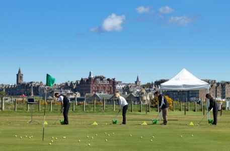 Golfeurs au chipping à l'Académie de golf de St Andrews