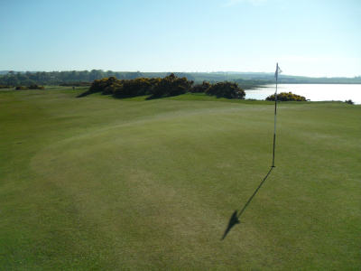 Large green et mer sur l'Eden course à St Andrews