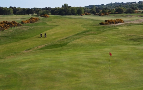 Fairway et large green sur le parcours de Nairn Dunbar