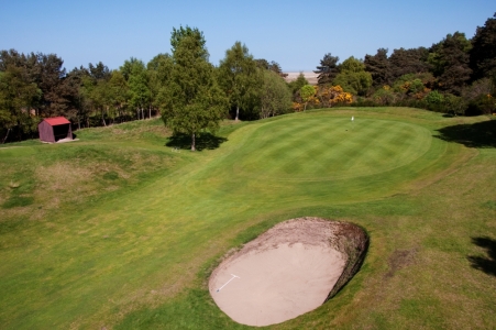 Green surelevé sur le parcours de Nairn Dunbar