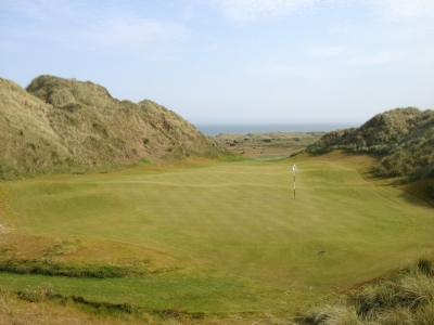 Large green et dunes sur le parcours du Trump International Golf Links Scotland