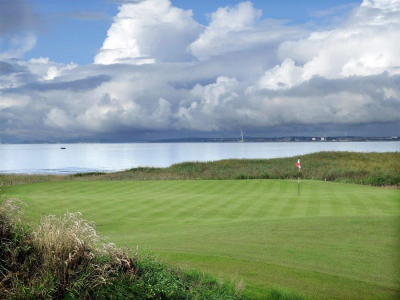 Mer en arrière plan sur le parcours de golf de Dumbarnie Links en Ecosse proche de St Andrews