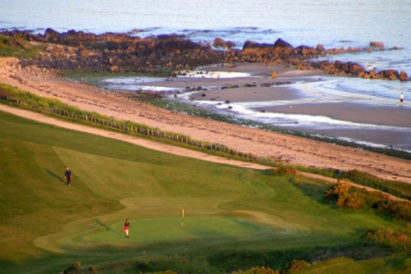 Golfeurs, green et plage sur le parcours du golf Shiskine. ïle d'Arran