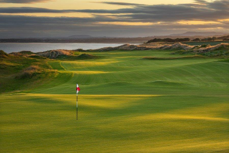 Green ondulé sur le parcours de golf de Dumbarnie Links en Ecosse proche de St Andrews