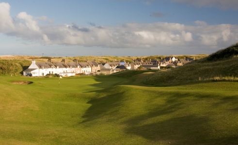 Green et village sur le parcours de Cruden Bay