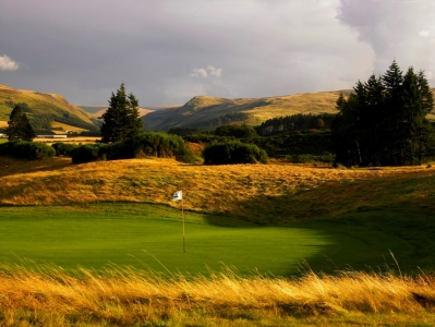 Large green et montagne sur le parcours King's de Gleneagles