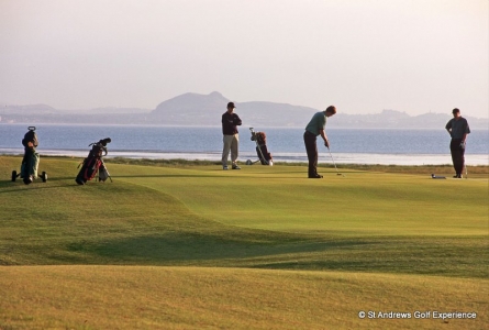 Golfeurs au putting  sur le parcours de Craigielaw