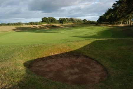 Le green et un bunker du golf de Scotscraig.