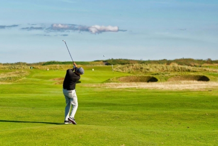 Golfeur sur le golf de Carnoustie en Ecosse