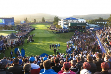 Equipes sur le trou 1 à la Ryder Cup 2014 à Gleneagles sur le parcours PGA Centenary en Ecosse