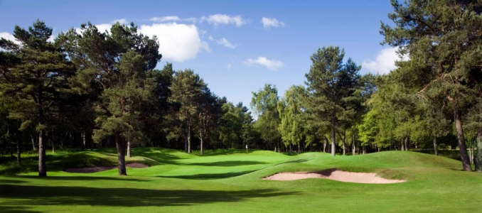 Large green entouré de bunker sur le parcours Hawkshill au club de Newmachar